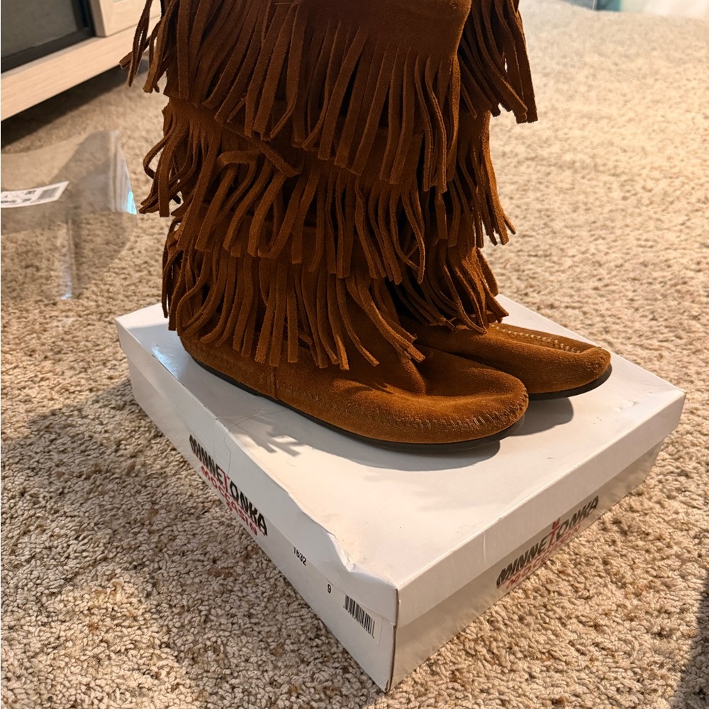Minnetonka Women's Tan Fringe Moccasins